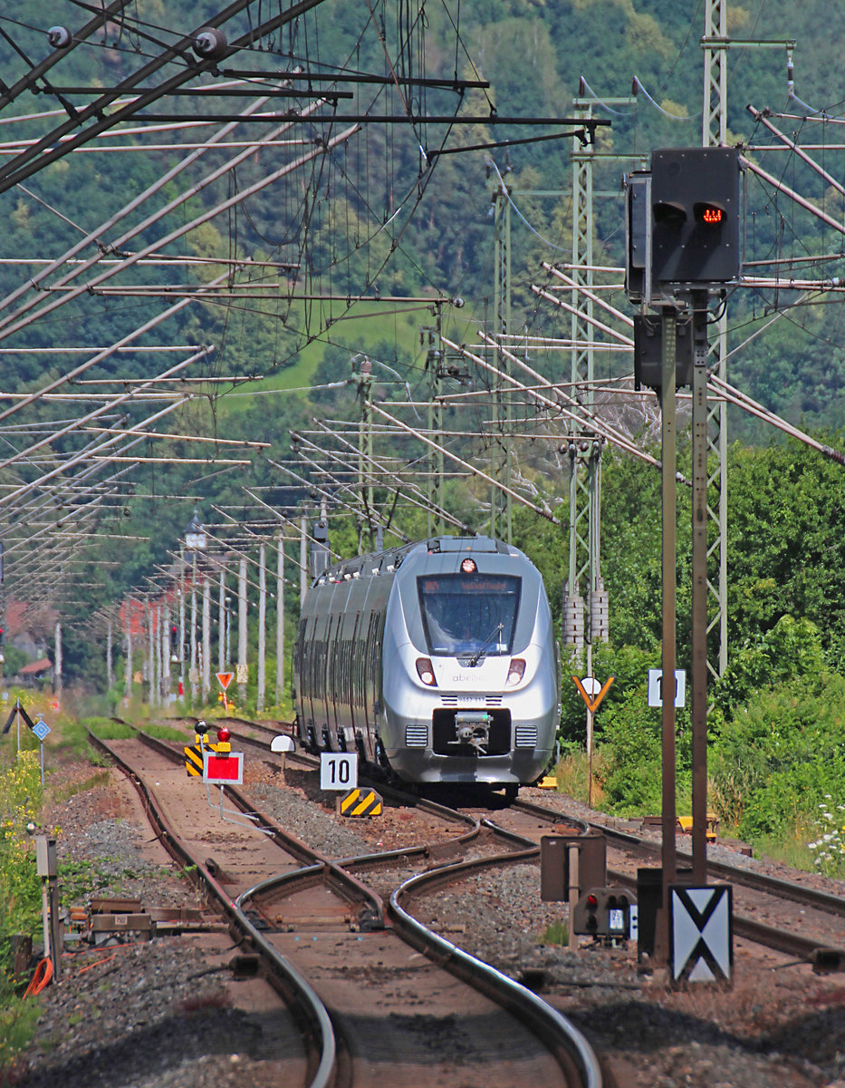 Am 05.07.2016 hat der 9442 312 mit der RB 74080 (Naumburg (Saale) Hbf - Saalfeld (Saale)) gleich den Endbahnhof erreicht. Aufnahme Endstand am BÜ.