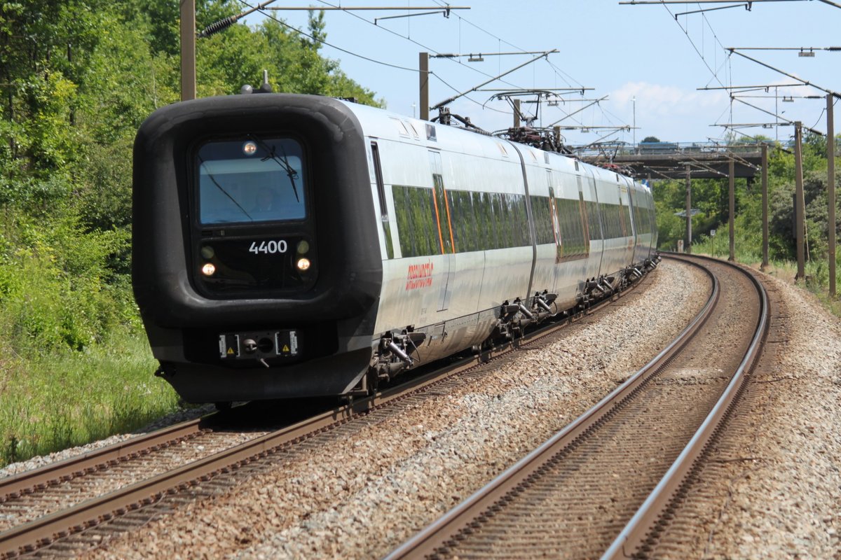 Am 05.07.2017 erreicht eine Dreifachtraktion Öresundzug, angeführt von der Garnitur 4400, den Bahnhof Örestad als RE nach Nivaa.