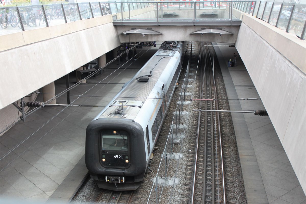 Am 05.07.2017 verlässt ein Öresundzug den Bahnhof Kopenhagen Flughafen in Richtung Kopenhagen Hauptbahnhof.