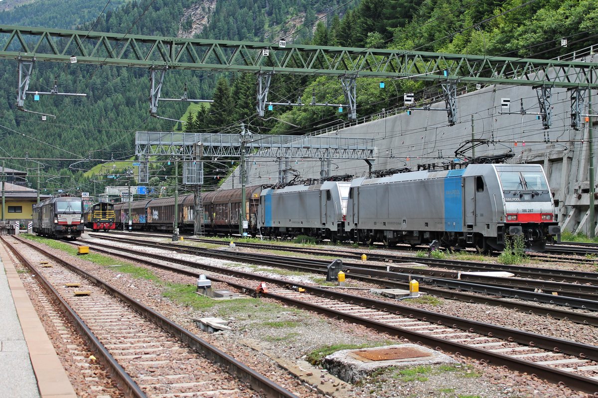 Am 05.07.2018 fuhr Rpool/RCCIT 186 287 zusammen mit Rpool/RCCIT 186 251 und einem vollen H-Wagenzug (Papier) aus dem Bahnhof von Brennero in Richtung Bozen.