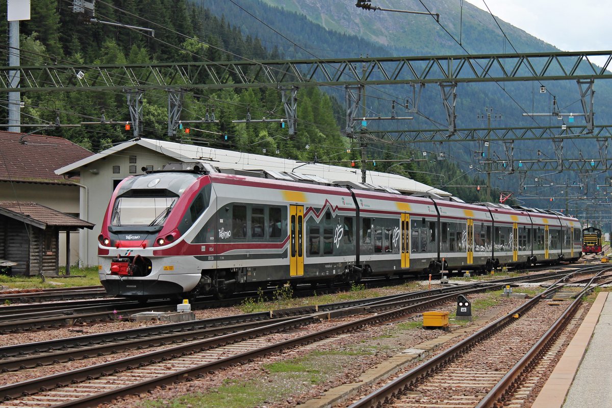 Am 05.07.2018 rangierte ETR 526 013-A (526 073-1) vom Abstellgleis in Richtung Bahnsteig des Bahnhofes von Brennero, um später als Regionalzug nach Merano/Meran zu fahren.