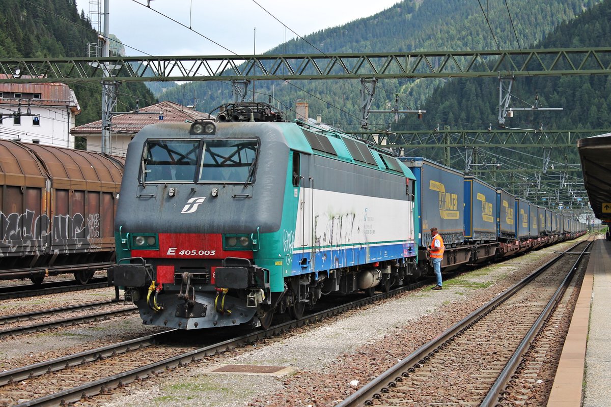 Am 05.07.2018 stand MIR E 405.003 abgestellt vor einem  LKW Walter -KLV, welchen sie später nach Verona Q. E. bringt, im Bahnhof von Brennro und wartete drauf an den Zug gekuppelt zu werden.