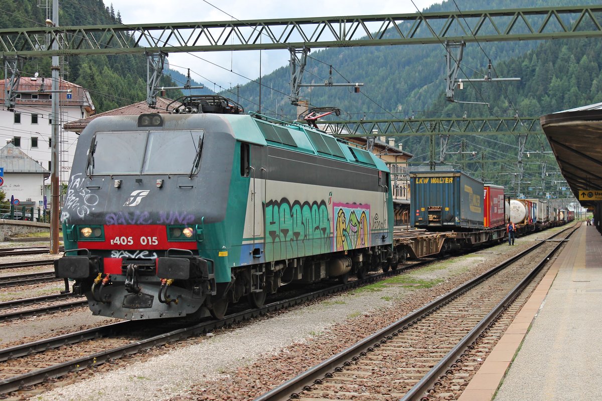 Am 05.07.2018 stand MIR E 405 015 vor einem bunten KLV im Bahnhof von Brennero und wartete darauf diesen nach Verona Q. E. zu bringen. Zuvor wurder der Zug von 1116 173  SENSI  und 1016 038 nach Italien gebracht.