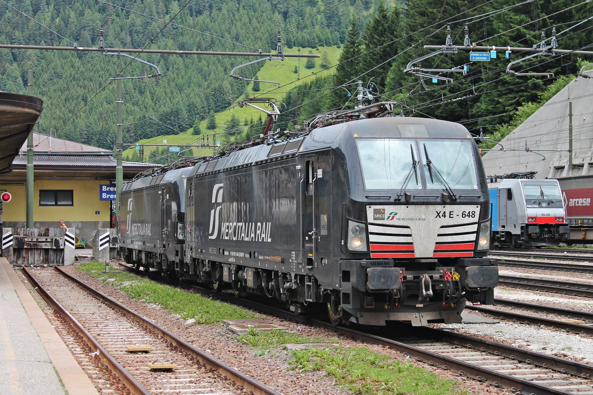 Am 05.07.2018 stand MRCE/MIR X4 E-648 (193 648-3)  MERCITALIA RAIL  vor der abgerüsteten MRCE/MIR X4 E-642 (193 642-6)  MERCITALIA RAIL  auf einem Abstellgleis im Bahnhof von Brennero und wird in Kürze an einen kurzen Güterzug rangieren und diesen dann in Richtung Verona bespannen.