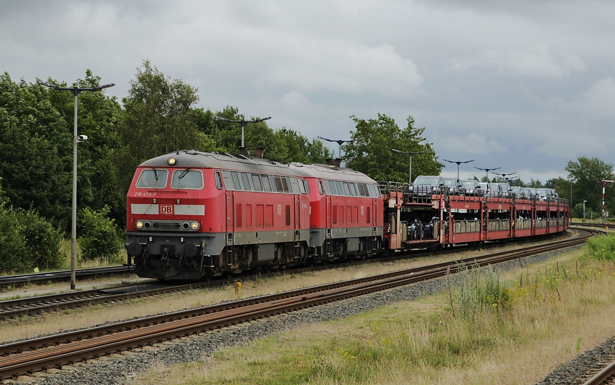 Am 05.07.2019 bespannten 218 473-7 und eine weitere 218 den Autoshuttle nach Sylt, hier vor der Abfahrt in Niebüll