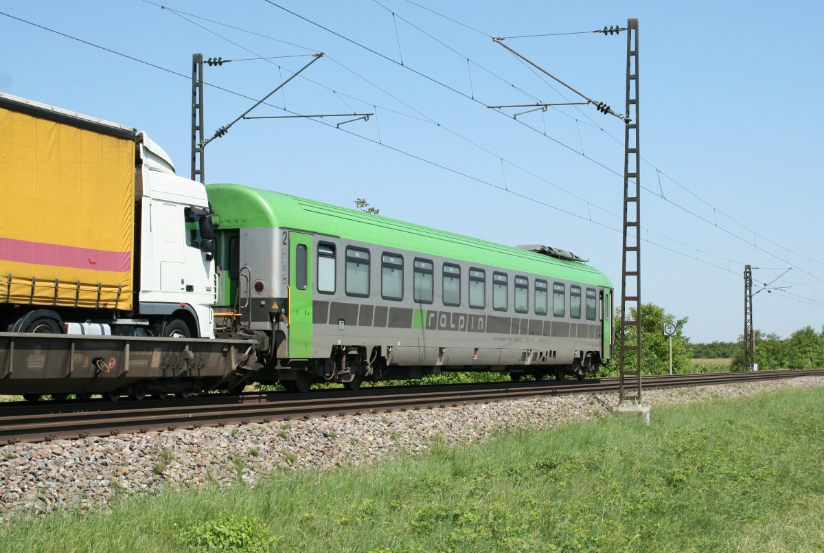 Am 05.08.13 hatte die RoLa 43611 von Freiburg (Breisgau) Hbf nach Novara (I) einen Hei�l�ufer. Die Zuglok 485 009-5 brachte den Zug bis zum Einfahrsignal M�llheim (Baden), da mit einem Hei�l�ufer keine Weichen befahren werden d�rfen.
Hier ist der Begleiterwagen auf H�he des Stadtteils H�gelheim zu sehen. Er tr�gt die Nummer 61 85 59-00 100-2.