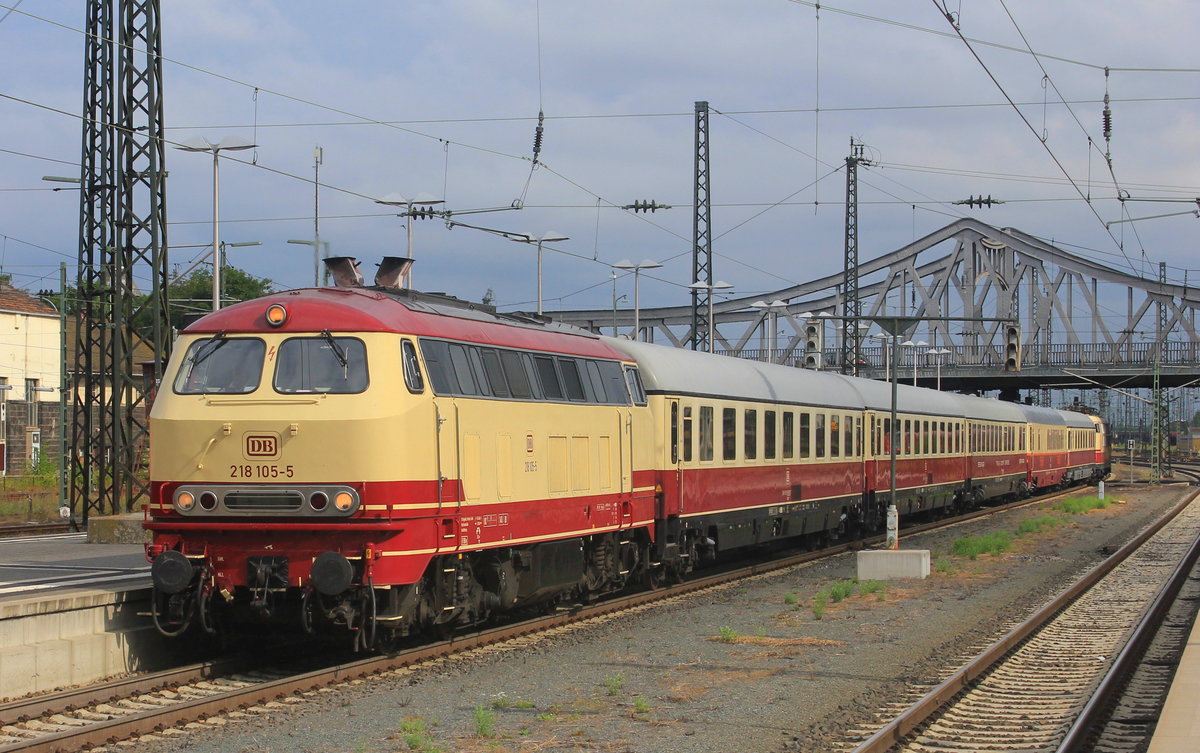 Am 05.08.2012 erreicht 218 105 (damals noch WFB) Darmstadt Hbf mit dem Ziel Öhringen Hbf anlässlich von  150 Jahre Hohenlohebahn . 