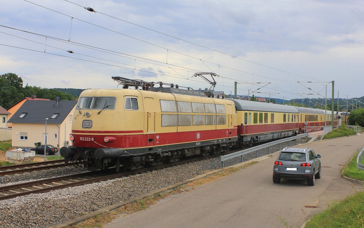 Am 05.08.2012 schiebt 103 222 den von 218 105 gezogenen Sonderzug Öhringen - Frankfurt-Griesheim durch den Haltepunkt Scheppach. 