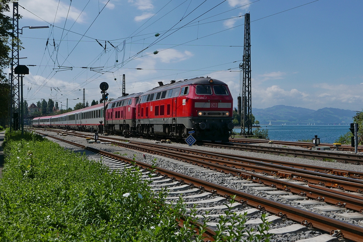 Am 05.08.2017 haben 218 494-3 und 218 435-6 die Aufgabe, die in Lindau bernommenen Wagen des IC 118  BODENSEE , Innsbruck - Mnster (Westf), ber den Bodenseedamm und Friedrichshafen nach Ulm/Stuttgart zu ziehen.