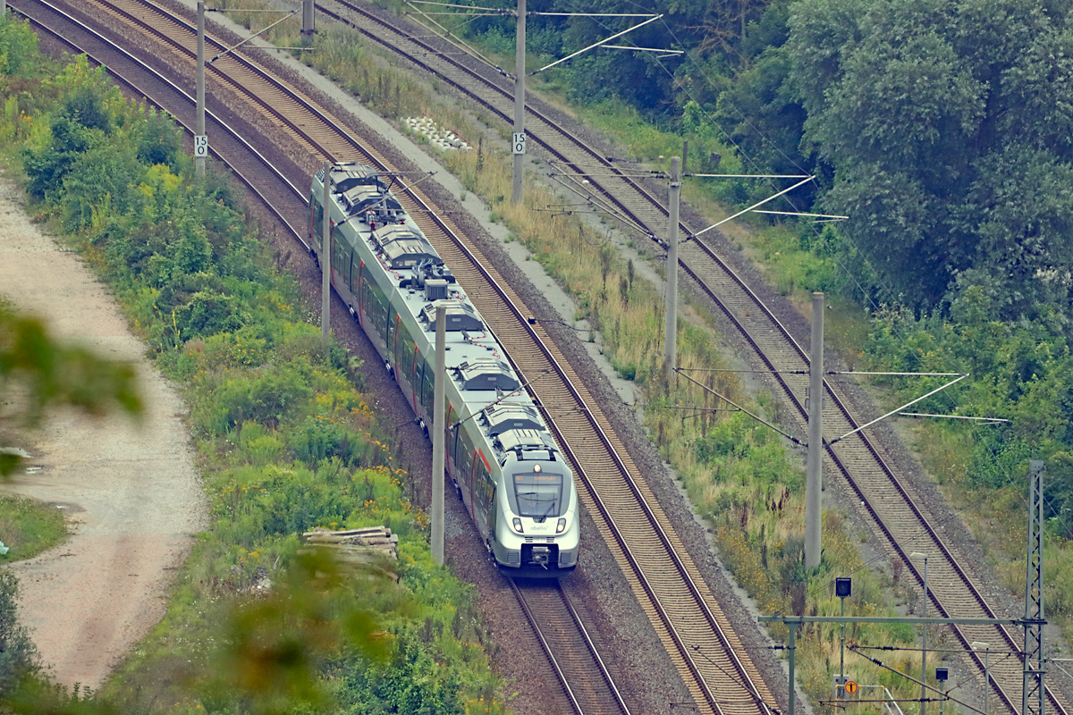 Am 05.08.2021 ist 9442-314, ein Talent 2 der Abellio als Zug 74662 auf der Saalbahn gerade bei der Einfahrt in den Bahnhof Dornburg, seine Reise wird noch bis Saalfeld gehen. Von der Terrasse der Dornburger Schlösser hat man eine gute Übersicht über die tief im Saaletal liegende Bahnstrecke