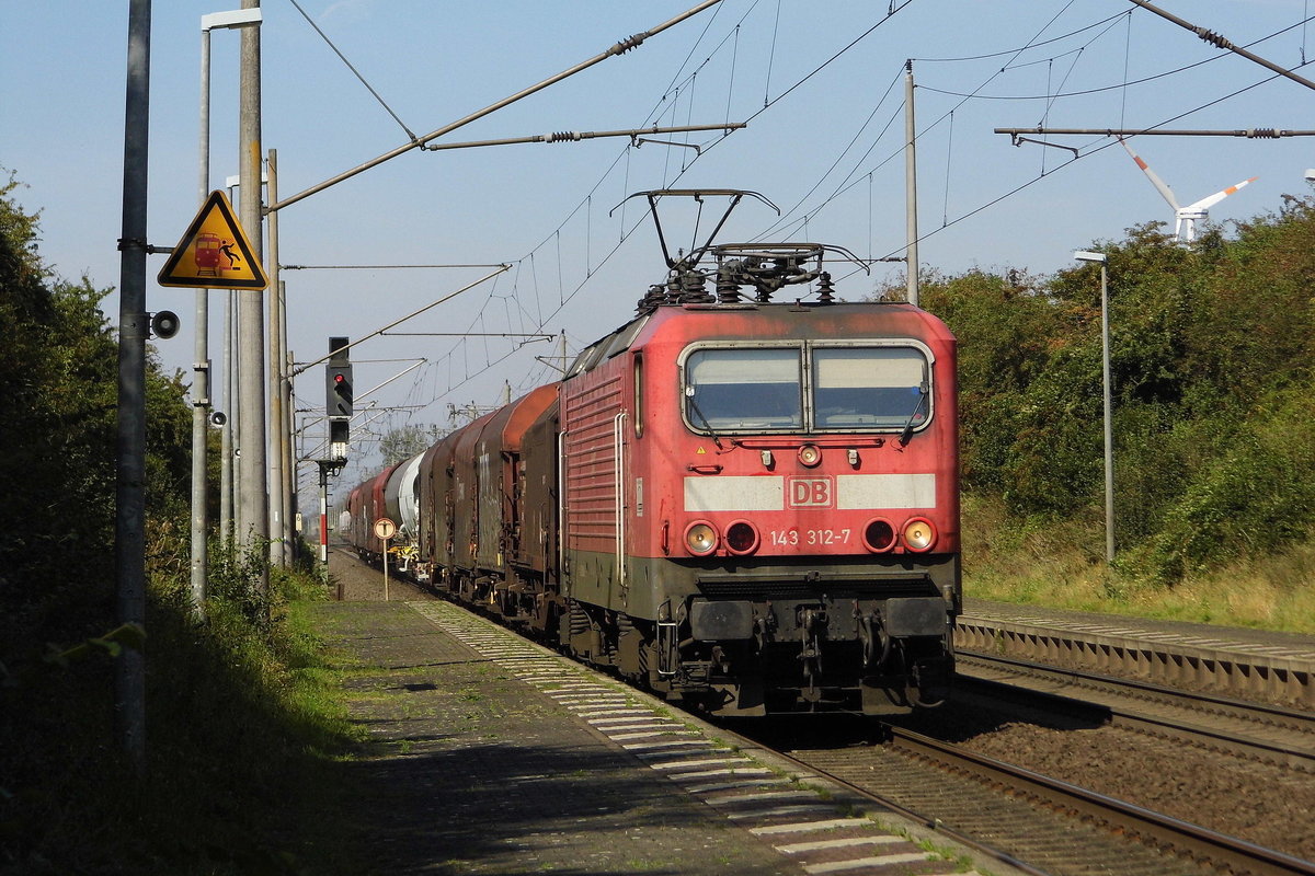 Am 05.09.2017 kam die 143 312-7 von der DB Cargo AG . aus Richtung Braunschweig nach Wellen ( Magdeburg) und fuhr weiter in Richtung Magdeburg . 