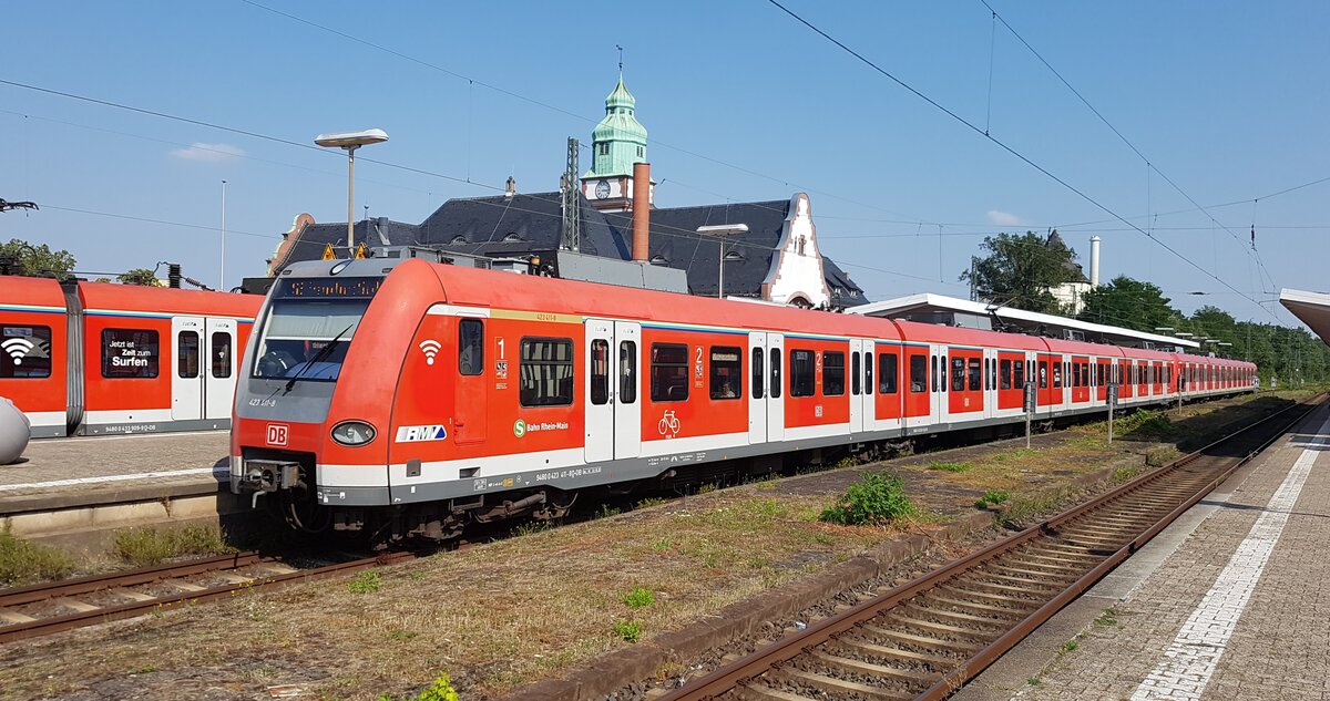 Am 05.09.2024 nimmt eine Zweifachtraktion ET 423 411 & 423 454, als S5 nach Frankfurt Süd, Fahrgäste in Bad Homburg vor der Höhe auf.