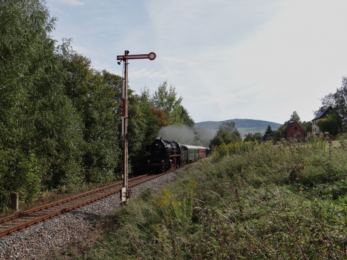 Am 05.10.13 fuhr die Erzgebirgische Aussichtsbahn wieder von Schwarzenberg nach Annaberg und zurck. Heute mit 50 3616 hier die Ausfahrt in Grnsttel.