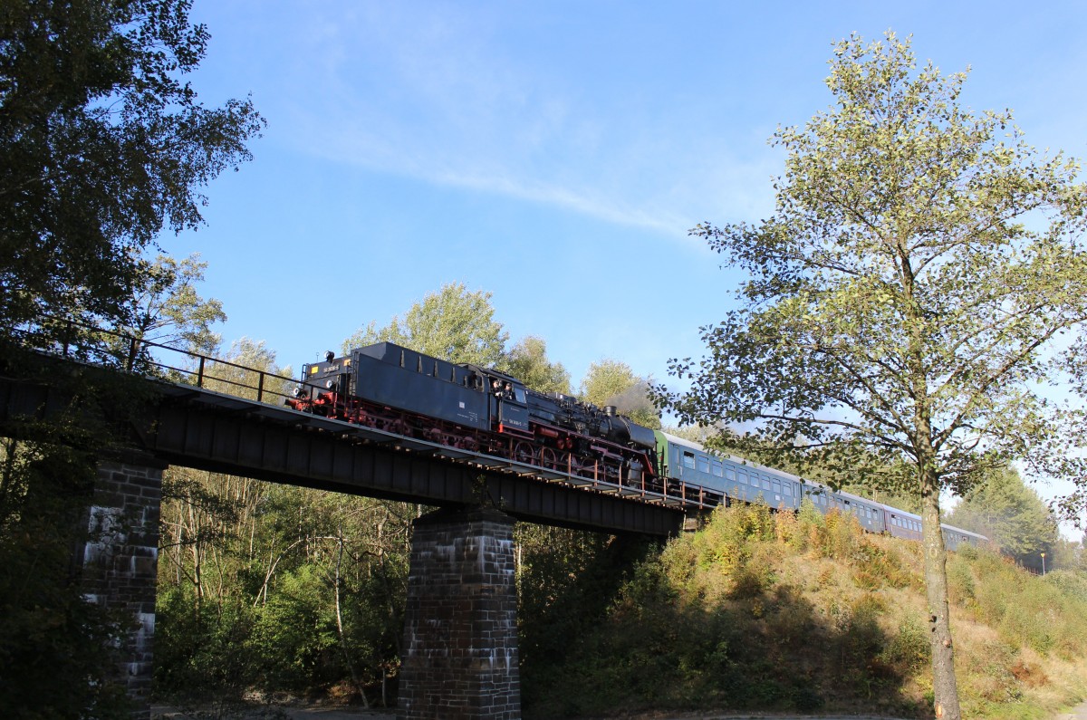Am 05.10.13 fuhr die Erzgebirgische Aussichtsbahn wieder von Schwarzenberg nach Annaberg und zurck. Heute mit 50 3616 hier in Schlettau.