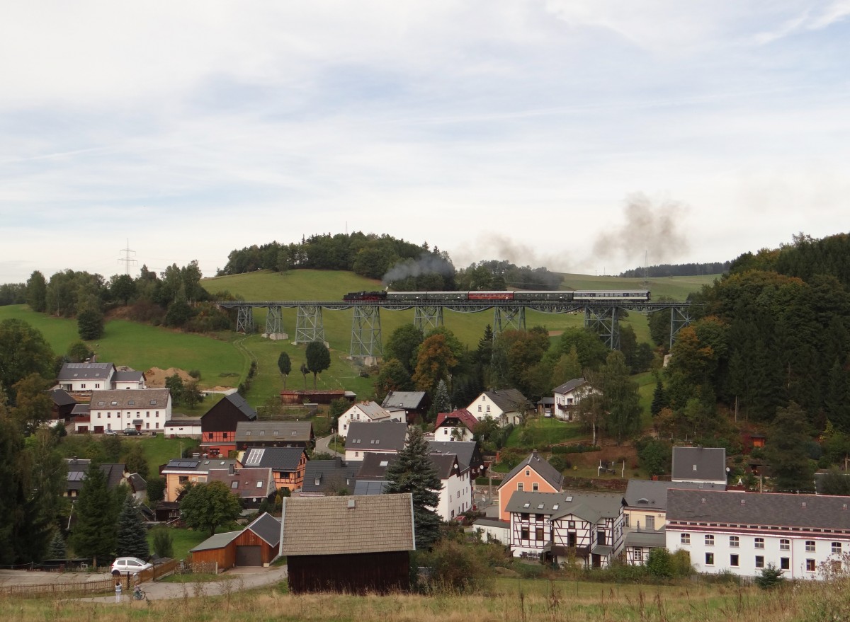 Am 05.10.13 fuhr die Erzgebirgische Aussichtsbahn wieder von Schwarzenberg nach Annaberg und zurck. Heute mit 50 3616 hier auf dem Markersbacher Viadukt in Markersbach.
