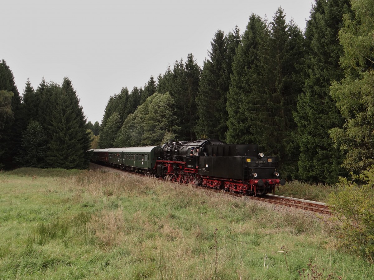 Am 05.10.13 fuhr die Erzgebirgische Aussichtsbahn wieder von Schwarzenberg nach Annaberg und zur�ck. Heute mit 50 3616 hier zwischen Scheibenberg und Schlettau.
