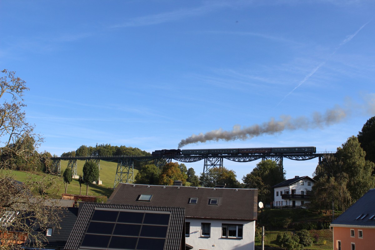 Am 05.10.13 fuhr die Erzgebirgische Aussichtsbahn wieder von Schwarzenberg nach Annaberg und zurck. Heute mit 50 3616 hier auf dem Markersbacher Viadukt in Markersbach.
