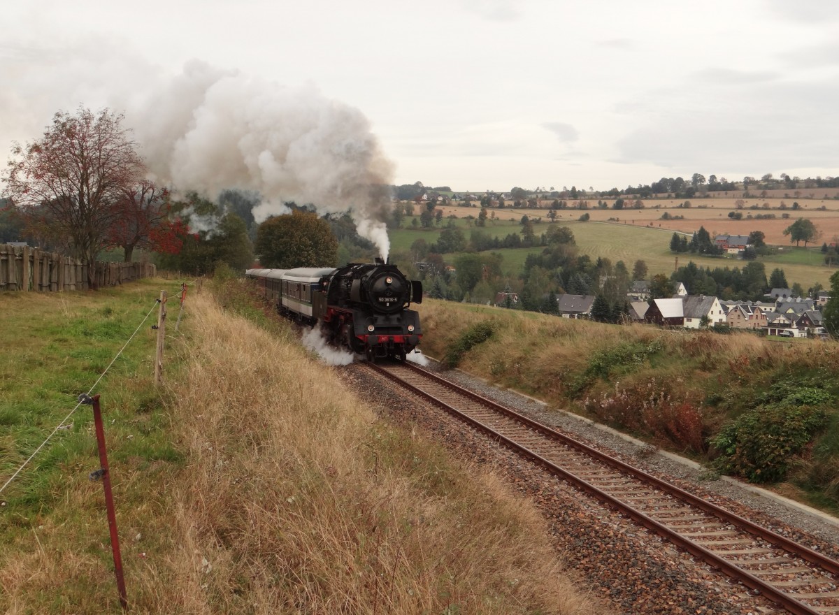 Am 05.10.13 fuhr die Erzgebirgische Aussichtsbahn wieder von Schwarzenberg nach Annaberg und zurck. Heute mit 50 3616 hier in Sehma. 
