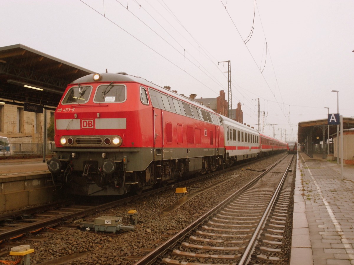 Am 05.10.2013 kam 218 453 mit dem Stammstrecken-Shuttle IC 18649 von Berlin nach Hannover ber Stendal.Am Ende schob die 218 458.