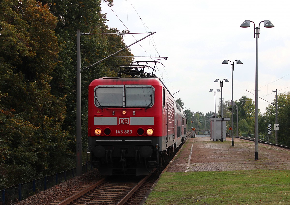 Am 05.10.2014 steht 143 883-7 mit der RB 17225, Zwickau (Sachs) Hbf - Freiberg(Sachs), in Zwickau-Pölbitz. 