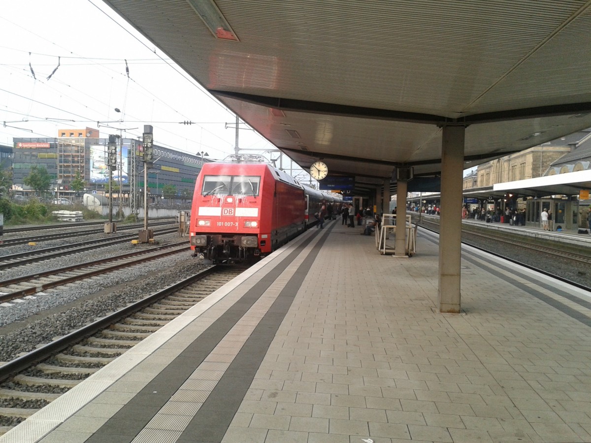 Am 05.10.2015 rollt 101 007 gerade in den Bielefelder HBF ein. Währenddessen befreit die Scheibenreinigungsanlage die Scheibe von den der schnellen Fahrt zum Opfer gefallenen Fliegen...