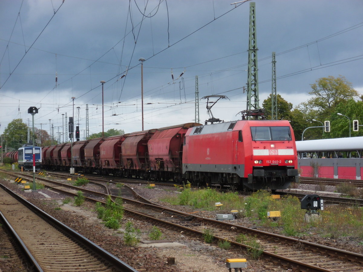 Am 05.10.2016 kam die 152 040 mit einem Kalizug aus Richtung Magdeburg nach Stendal und fuhr weiter in Richtung Wittenberge.