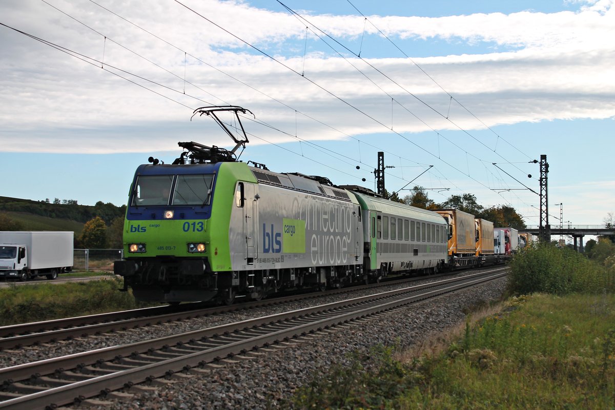 Am 05.10.2017 bespannte die Re 485 013-7 eine RoLa (Novara Boschetto - Freiburg (Brsg) Rbf), als sie bei Buggingen nur noch wenige Kilometer bis zum Ziel vor sich hatte.