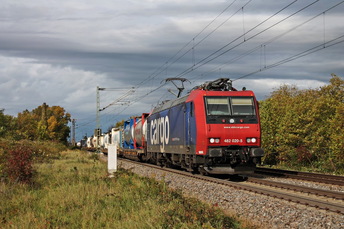 Am 05.10.2017 fuhr Re 482 020-5 mit einem Containerzug nach Gallarate bei Buggingen durchs Markgräflerland in Richtung Schweizer Grenze.