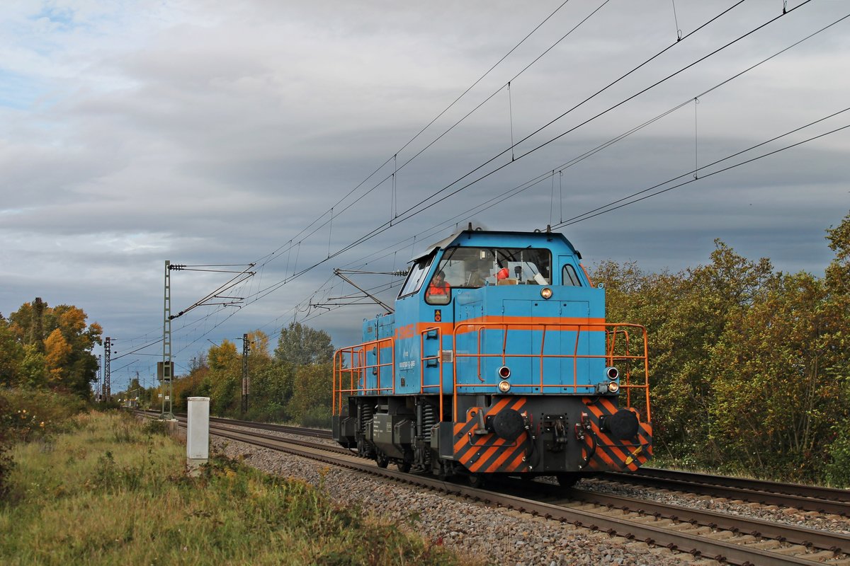 Am 05.10.2017 fuhr die SWEG V102 (575 002-7) als Lokzug von Freiburg (Brsg) Rbf nach Neuenburg (Baden), als sie bei Buggingen nur noch wenige Kilometer vor sich hatte.
