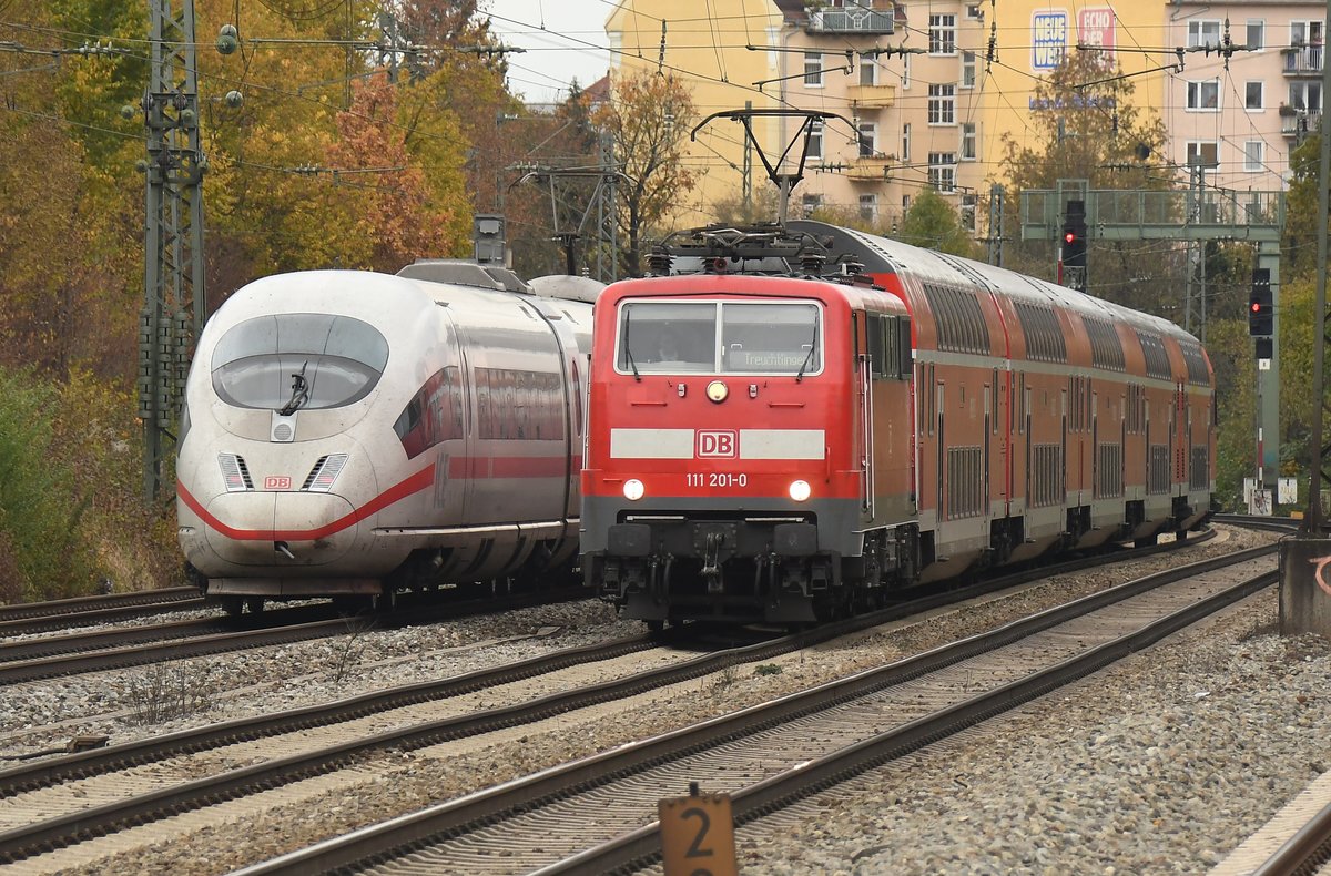 Am 05.11.16 wurden Baustellenbedingt die Züge von/nach Ingolstadt über den Münchner Südring umgeleitet. So kam es zu einer seltenen Begegnung mit 111 201 und 403 007 am bekannten Heimeranplatz