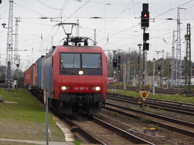 Am 05.11.2014 kam die 145 087-3 von der SRI Rail Invest GmbH (ex-SBB-Cargo) aus Richtung Salzwedel nach Stendal und fuhr weiter in Richtung Magdeburg.
