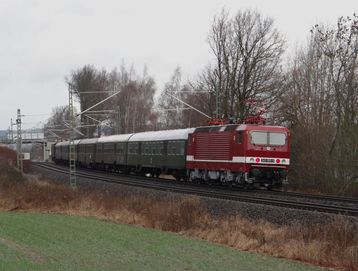 Am 05.12.13 fand die Einweihung der Elektrifizierten Strecke Plauen/V.-Hof statt.
Zum Anlass fuhren die E 44 044 und 243 005, hier an der Schöpsdrehe in Plauen/V. Der Nachschuß!