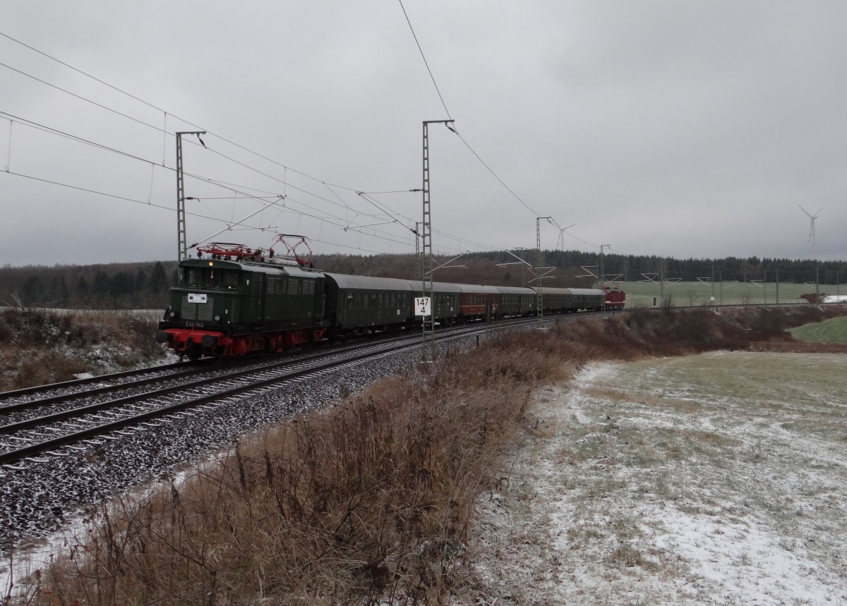 Am 05.12.13 fand die Einweihung der Elektrifizierten Strecke Plauen/V.-Hof statt.
Zum Anlass fuhren die E 44 044 und 243 005, hier die Einfahrt in Gutenfürst.