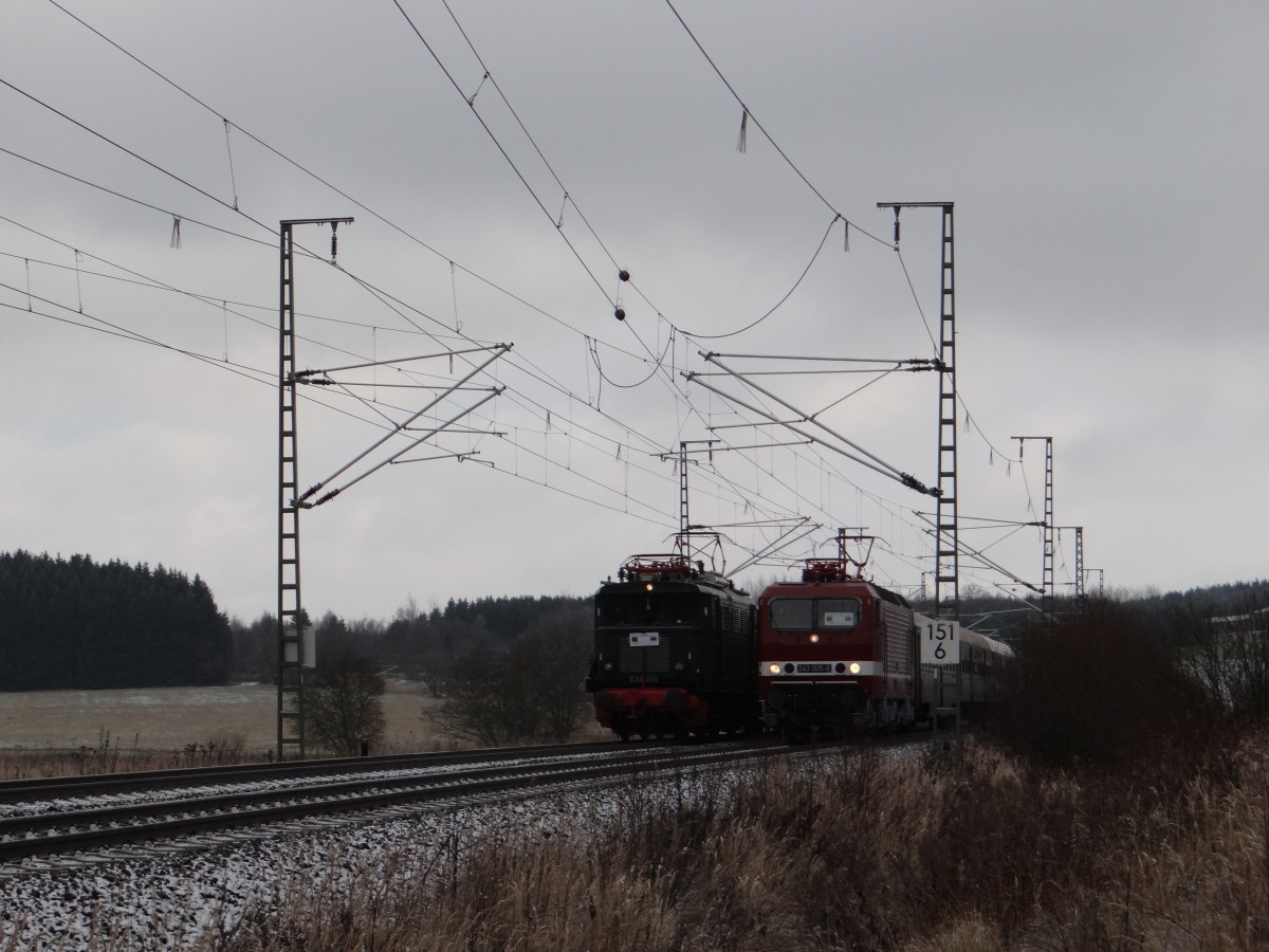 Am 05.12.13 fand die Einweihung der Elektrifizierten Strecke Plauen/V.-Hof statt.
Zum Anlass fuhren die E 44 044 und 243 005. Ab Gutenfürst begann dann eine Parallelfahrt. 