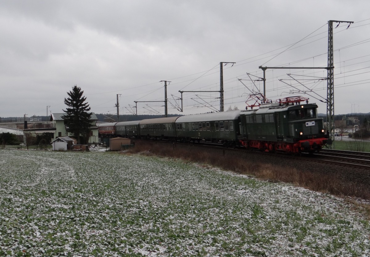 Am 05.12.13 fand die Einweihung der Elektrifizierten Strecke Plauen/V.-Hof statt.
Zum Anlass fuhren die E 44 044 und 243 005. Hier die Rückfahrt nach Plauen/V. in Reuth.