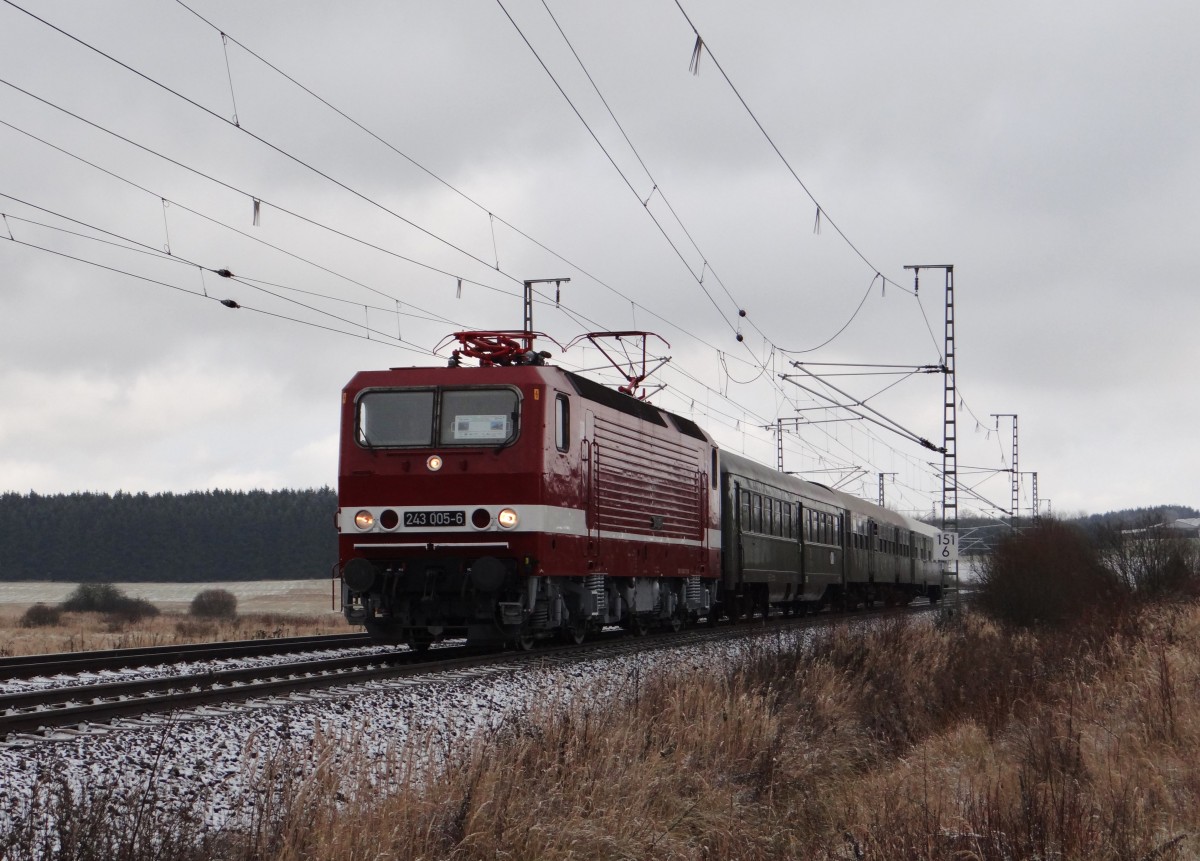 Am 05.12.13 fand die Einweihung der Elektrifizierten Strecke Plauen/V.-Hof statt. Zum Anlass fuhren die E 44 044 und 243 005. In Gutenfürst zusehen die 243 005.