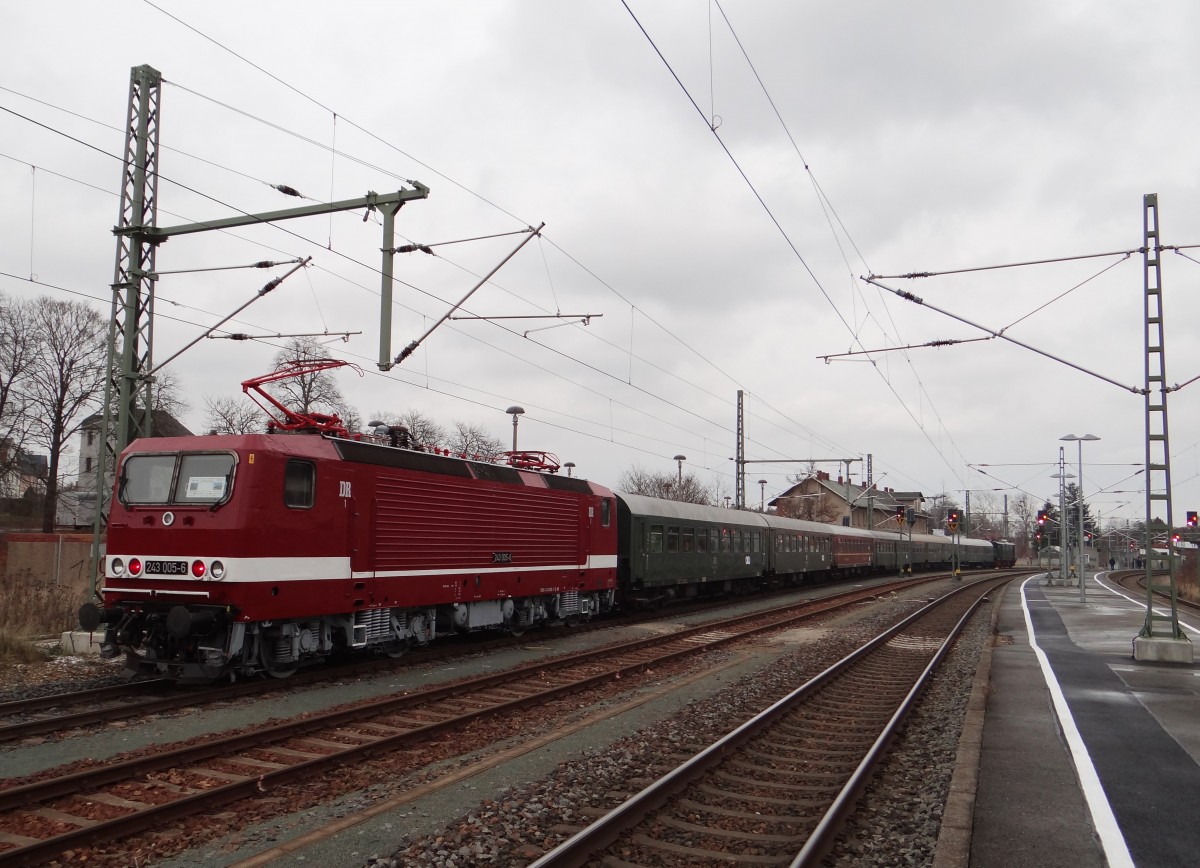 Am 05.12.13 fand die Einweihung der Elektrifizierten Strecke Plauen/V.-Hof statt. Zum Anlass fuhren die E 44 044 und 243 005. Hier zusehen beim Halt in Mehltheuer.