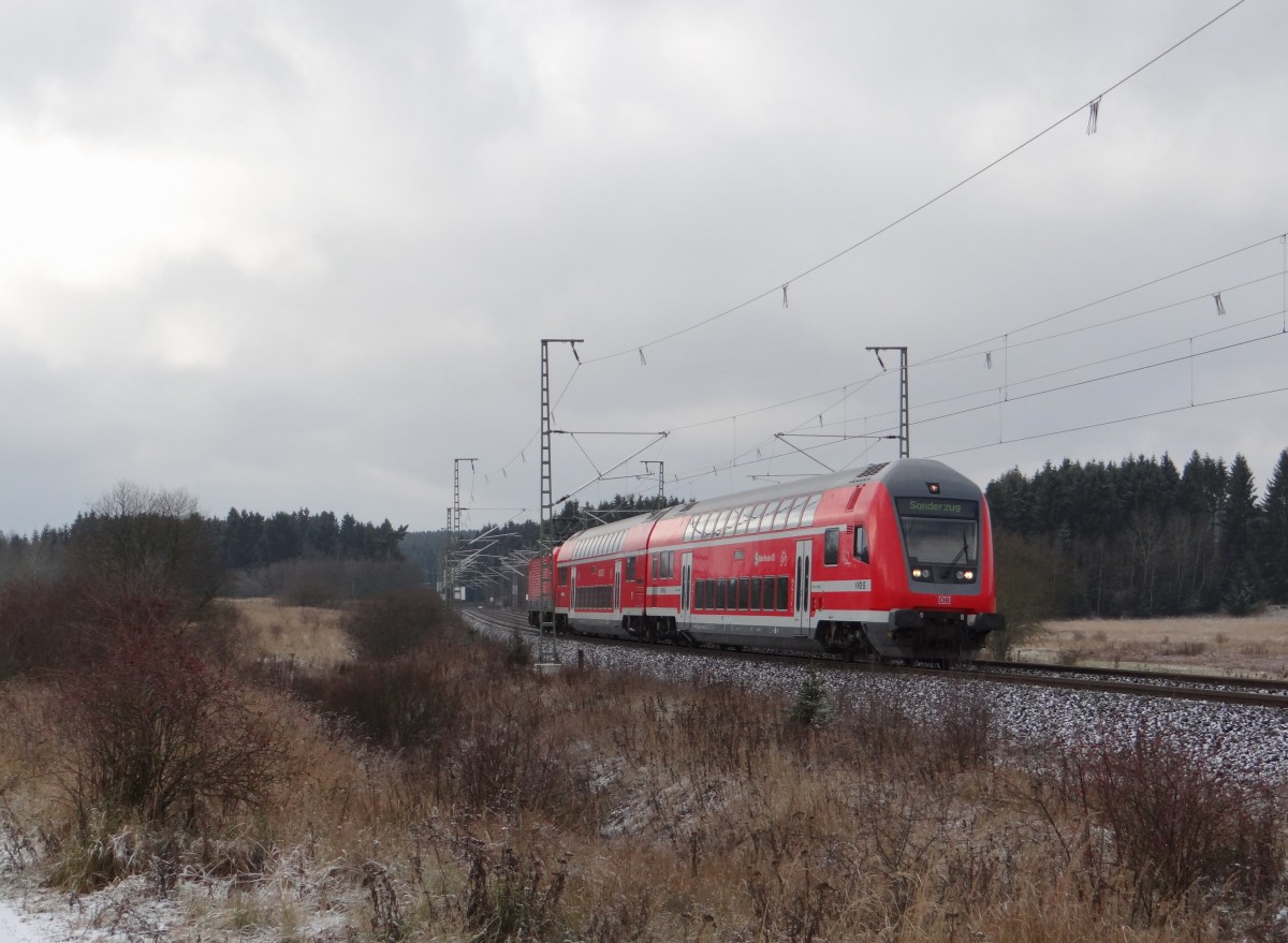 Am 05.12.13 fand die Einweihung der Elektrifizierten Strecke Plauen/V.-Hof statt. Zum Anlass fuhren die E 44 044 und 243 005. Es kamen auch von Dresden und aus Hof jeweils ein Doppelstockzug.
Hier der Zug aus Hof mit 143 047 bei der Einfahrt in Gutenfürst.