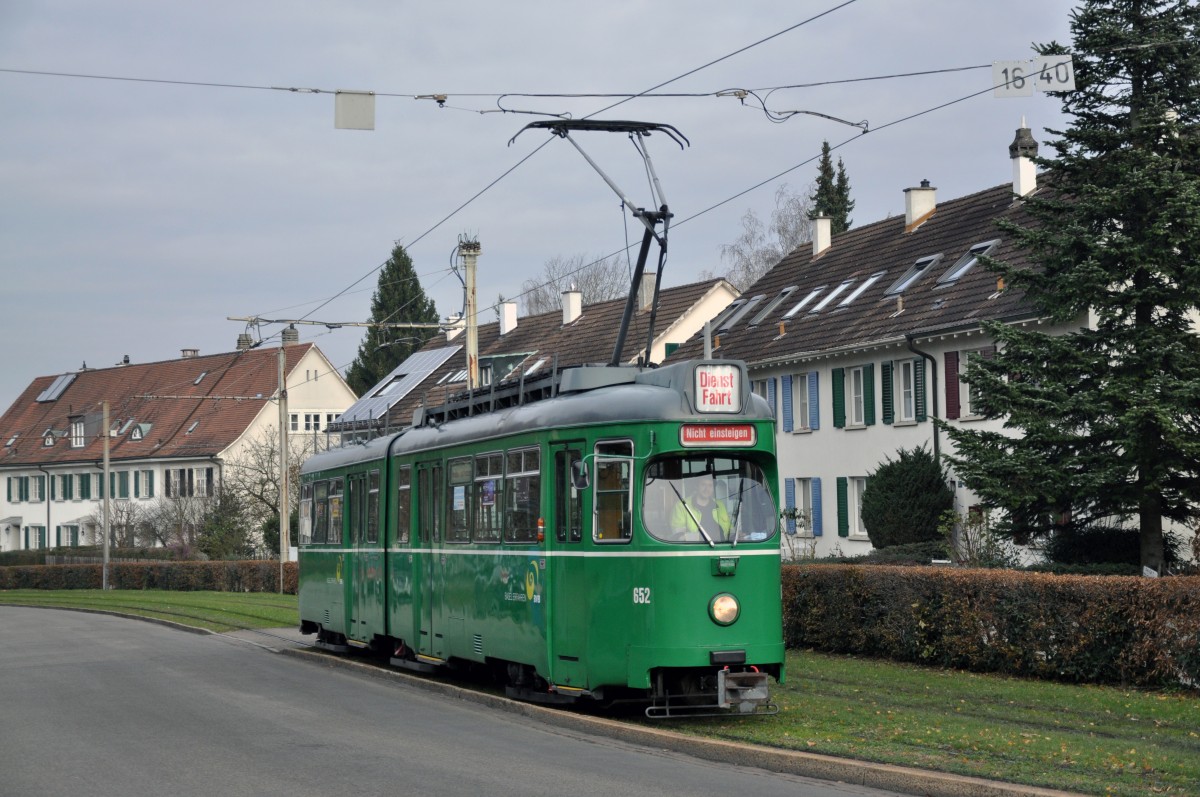 Am 05.12.2013 entgleiste der Be 4/6 652 mit einer Fahrschule bei der Wolfschlucht Richtung Bruderholz. Hier wird der Wagen nach der Aufgleisung ins Depot gefahren. Die Aufnahme stammt vom 05.12.2013.