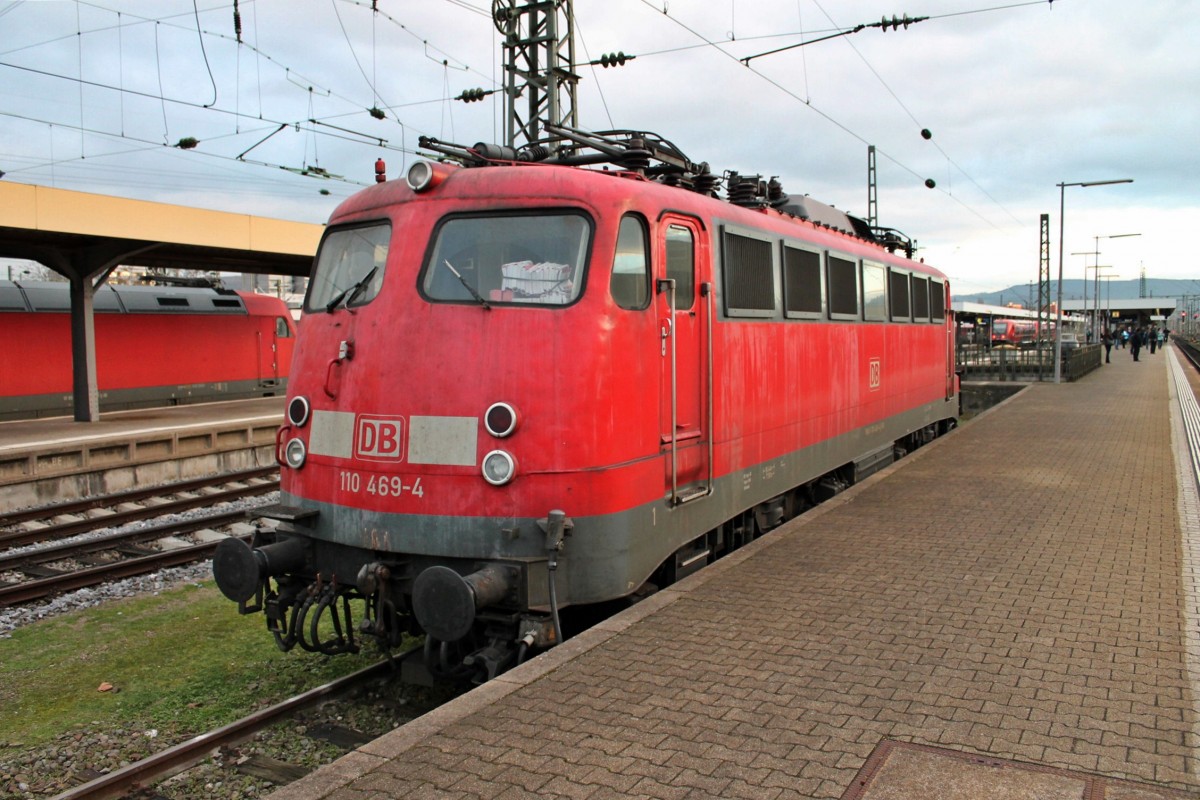Am 05.12.2013 stand die Dortmunder 110 469-4 abgestellt in Basel Bad Bf. Sie brachte den Pbz 2459 aus Karlsruhe nach Basel und wird den Gegenzug am Abend mit der Nummer Pbz 2458 wieder nach Karlsruhe bringen.