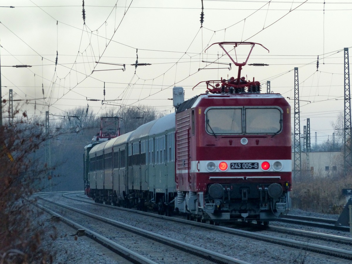 Am 05.12.2013 war 243 005  mit einen Sonderzug nach Hof unterwegs. Am Zuglok diente E44 044 mit.Anlass war die Eröffnung des elektrifizierten Streckenabschnitt zwischen Plauen und Hof.Fotografiert nach der Zwickauer Olzmannbrücke.