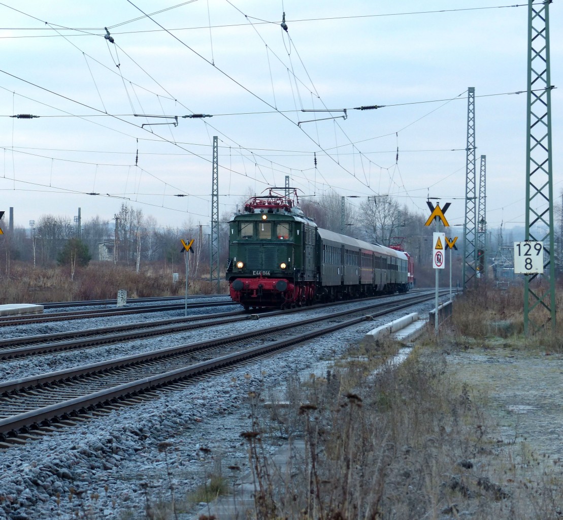 Am 05.12.2013 war E44 044 mit einen Sonderzug nach Hof unterwegs. Am Zugschluss lief 243 005 mit.Anlass war die Eröffnung des elektrifizierten Streckenabschnitt zwischen Plauen und Hof.Fotografiert auf der Zwickauer Olzmannbrücke.