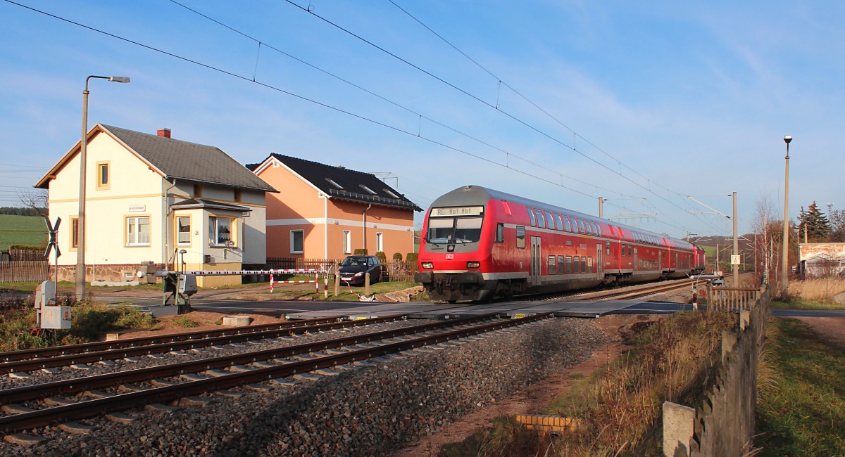 Am 05.12.2015 passiert der RE 4784 (Dresden Hbf - Hof Hbf) den Block in Niederhohndorf, geschoben von der 143 244-2