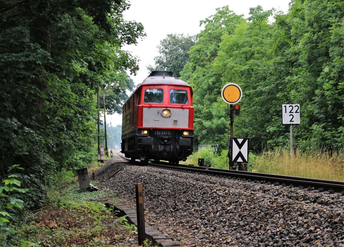 Am 06. und 07.07.21 fanden Schulungsfarten mit 232 241 zwischen Saalfeld und Gera statt. Hier ist 232 241 am 07.07.21 in Pößneck oberer Bahnhof zu sehen.