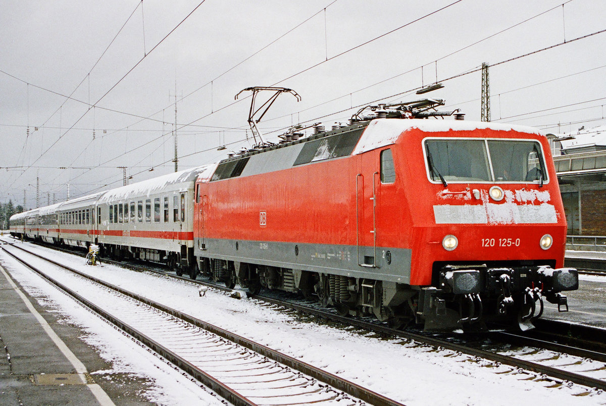 Am 06. April 2003 steht Lok 120 125 im Bahnhof Freilassing mit IC-Wagen zur Fahrt in Richtung München bereit.