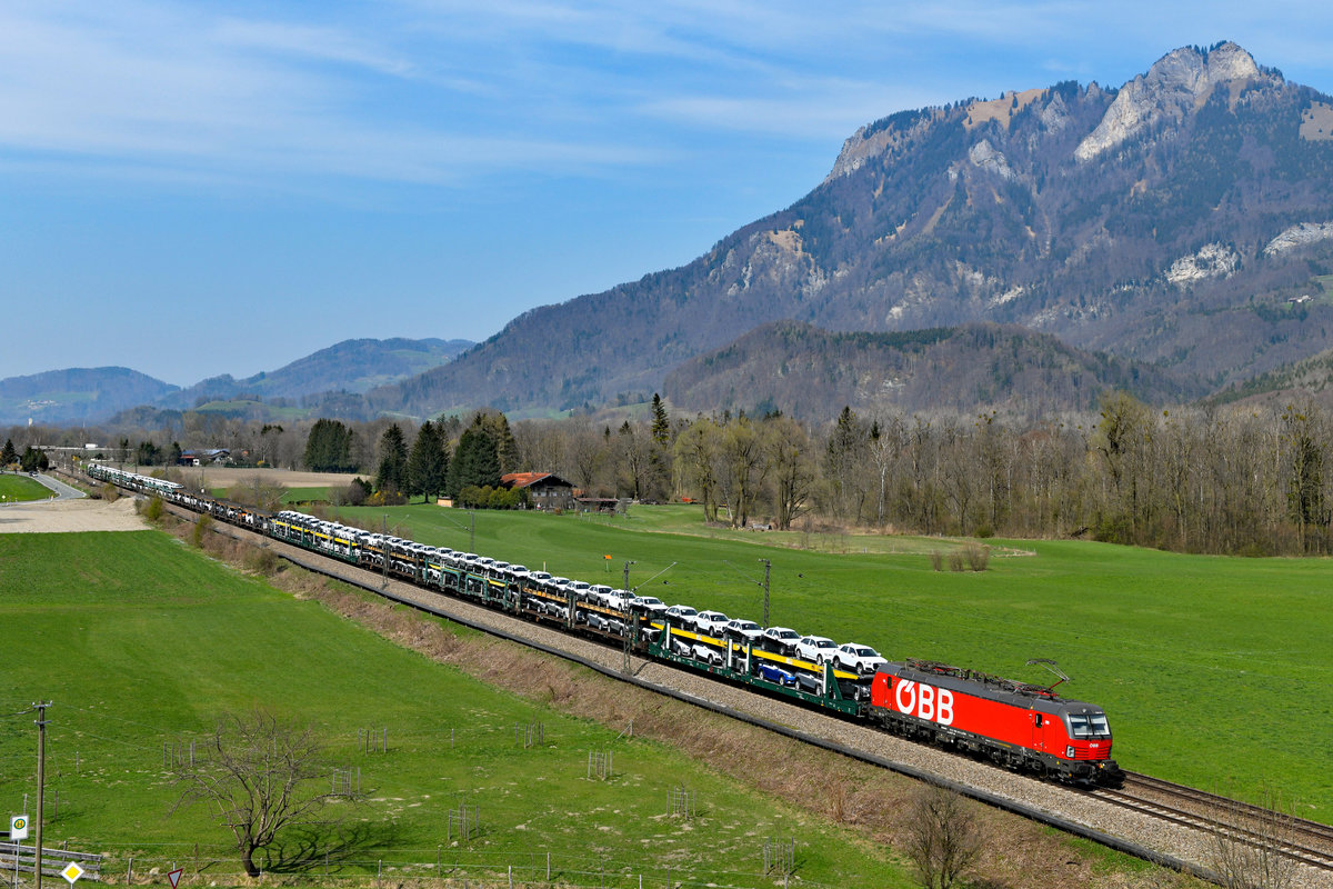 Am 06. April 2019 zeigte sich erstes zartes Grün im Inntal und kündete vom nahenden Frühling. Bei Kirnstein fuhr mir eine der ersten Planleistungen der ÖBB Baureihe 1293 in Deutschland vor die Linse. Der DGS 49831 von München Milbertshofen und Verona Q.E. wurde an diesem Tage über den gesamten Laufweg hinweg von 1293.021 bespannt. Ladegut waren Neuwagen des Herstellers Audi.