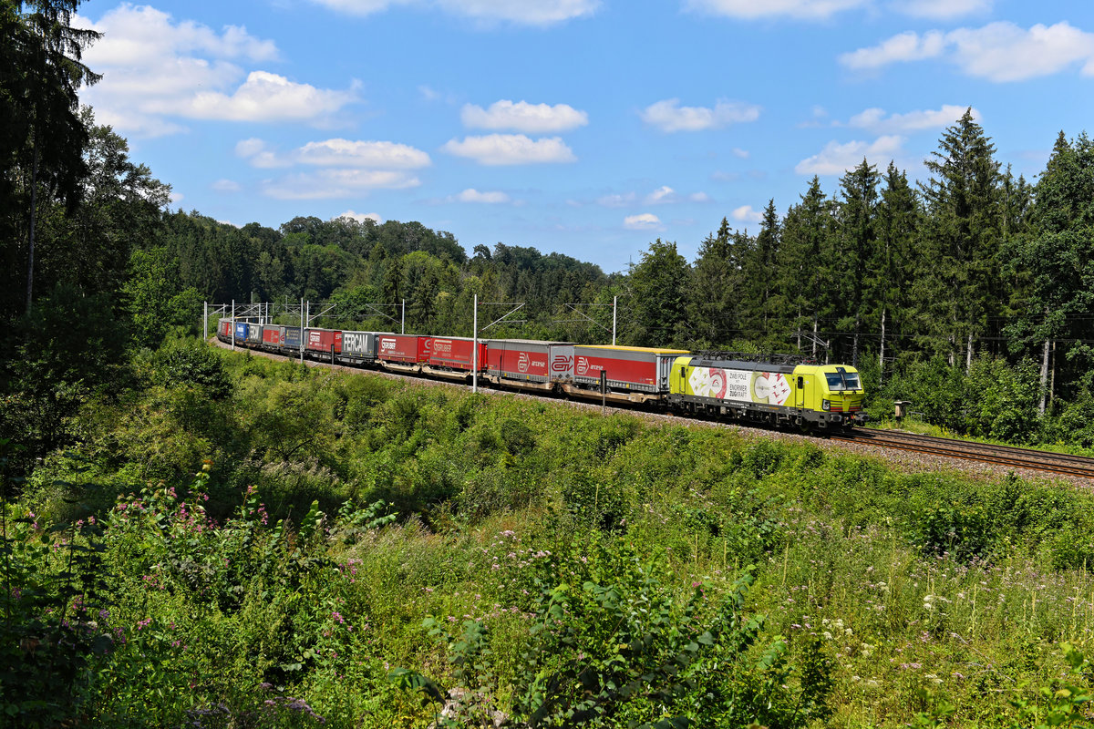 Am 06. August 2020 war die für TXLogistik fahrende 193 551 von Alpha Trains vor dem DGS 43155 von Köln Eifeltor nach Verona Q.E. zu beobachten. Zwischen Grafing und Aßling konnte ich den bunt beladenen KLV-Zug dokumentieren. 