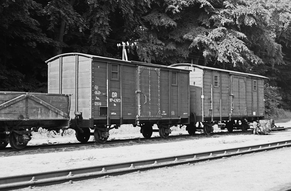 Am 06. Juli 1981 stand im Bahnhof Göhren dieser Bauzug der Schmalspurbahn. Eine Wagennummer: 97-42-23.