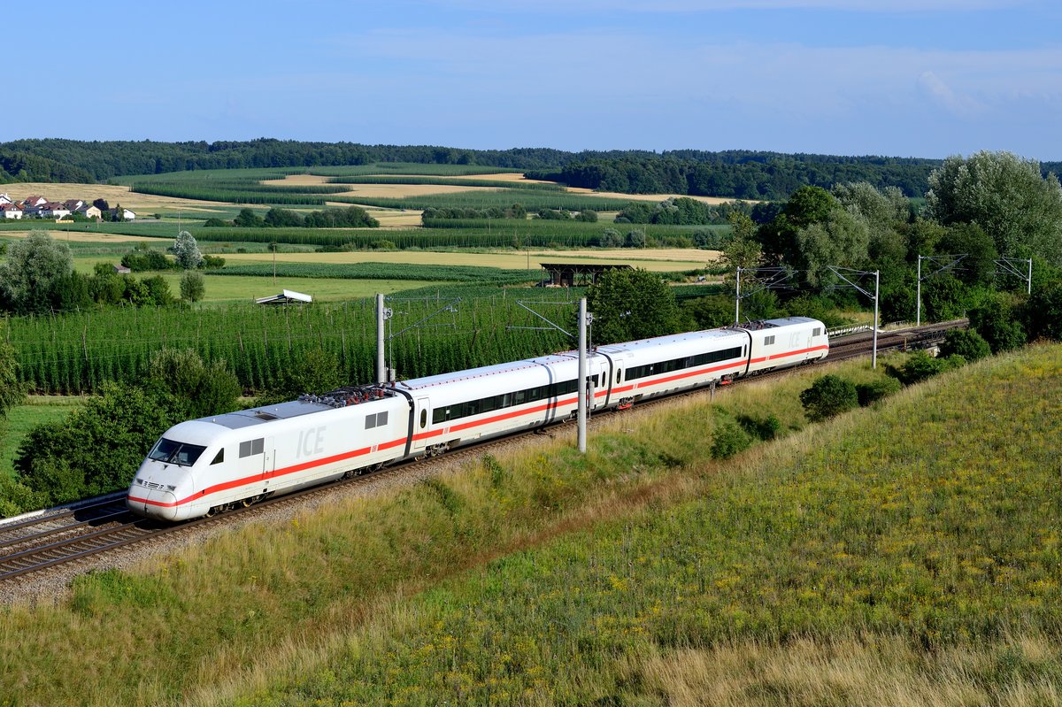 Am 06. Juli 2017 konnte ich den ICE S bei Fahlenbach auf seiner Fahrt nach München ablichten. Der Zug wird für Abnahme- und Inspektionsfahrten auf Schnellfahrstrecken eingesetzt. Eine weitere wesentliche Aufgabe des Zuges liegt in der Erprobung und Zulassung neuer Technologien für den Hochgeschwindigkeitsverkehr.