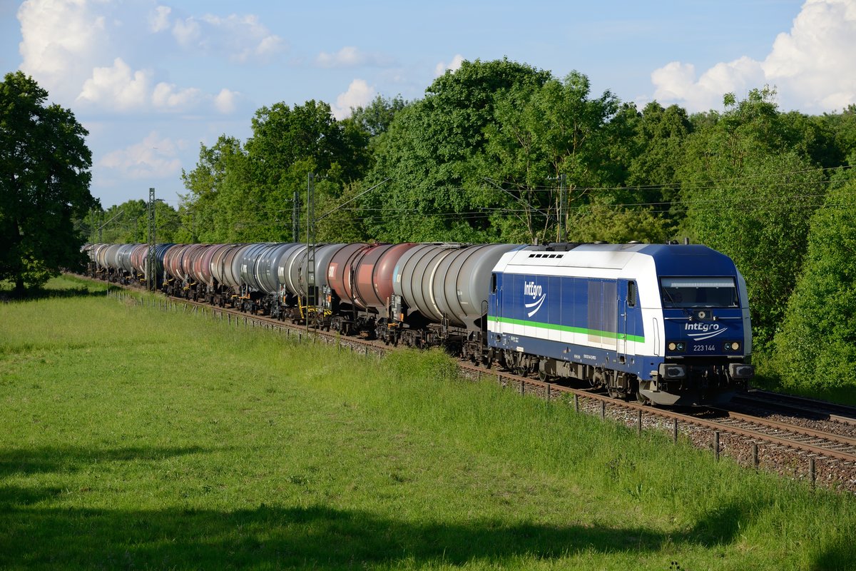 Am 06. Juni 2013 kam auch noch diese Sonderleistung in Schleißheim durch. Die IntEgro 223 144 brachte einen schweren Kesselwagen-Ganzzug nach München.
